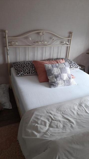 Ijzeren bed beschikbaar voor biedingen
