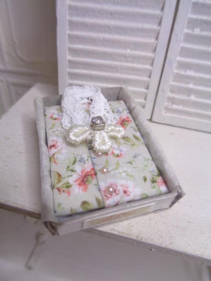 Brocant bloesje .....,, Poppenhuis 1:12 (Nr W6 )*, Verzamelen, Poppenhuizen en Toebehoren, Nieuw, Poppenhuis, Ophalen of Verzenden