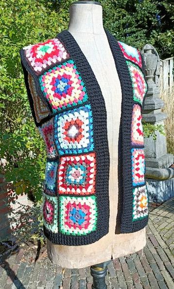 Retro gehaakt granny square hesje spencer slipover. Maat M beschikbaar voor biedingen