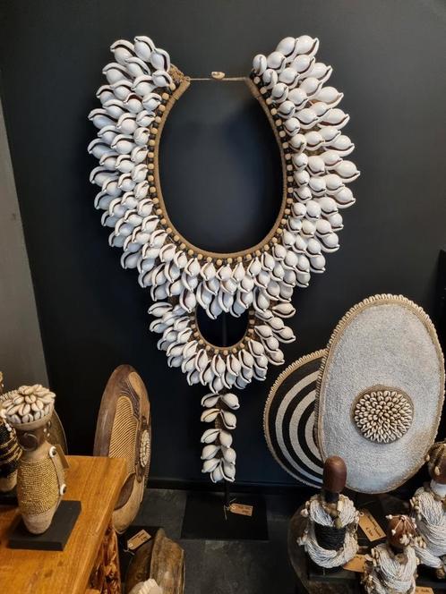 Schelpenketting op standaard XXL 150 cm hoog, Antiek en Kunst, Kunst | Niet-Westerse kunst, Ophalen of Verzenden