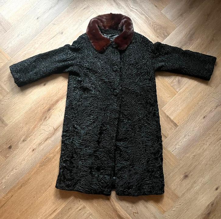 Zgan lange zwarte astrakan bontjas met bruine nertskraag L, Kleding | Dames, Jassen | Winter, Zo goed als nieuw, Maat 42/44 (L)