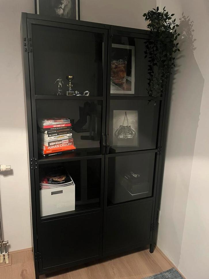 Vitrinekast Castello zwart metaal, Huis en Inrichting, Kasten | Vitrinekasten, Zo goed als nieuw, 150 tot 200 cm, 25 tot 50 cm