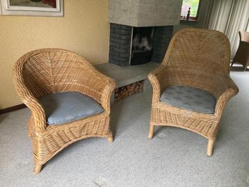 Rotan vlechtfauteuils (2) met losse kussens beschikbaar voor biedingen