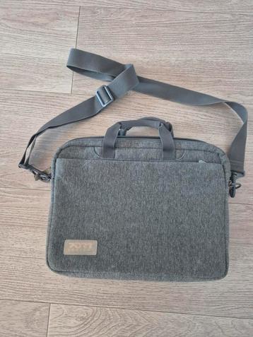 Laptop tas laptoptas grijs

34x25cm t/m 14 inch laptop  beschikbaar voor biedingen