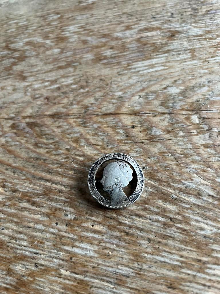 Zilveren Wilhelmina broche 1940 – vintage muntbroche WOII, Ophalen of Verzenden