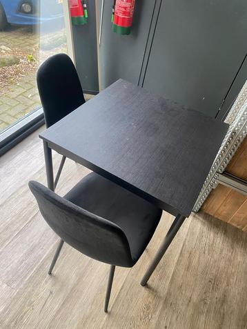 Tafel met 2 stoelen beschikbaar voor biedingen