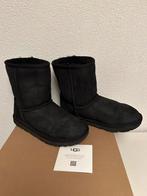 Echte classic merk uggs maat 35 zwart suede, Ophalen of Verzenden, Zo goed als nieuw, Jongen of Meisje, Laarzen
