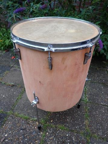 Vintage floor tom beschikbaar voor biedingen