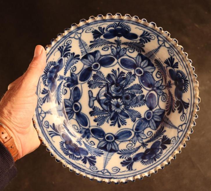 18e eeuwse schotel uit Delft, Antiek en Kunst, Antiek | Keramiek en Aardewerk, Ophalen of Verzenden