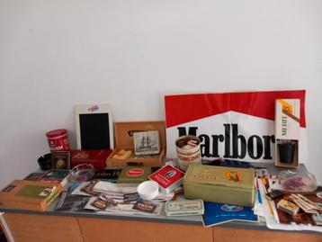 Allerlei sigarettenartikelen,lucifers,stickers,blik etc. beschikbaar voor biedingen