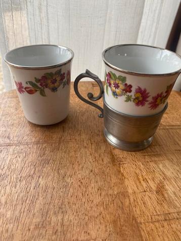 Koffiekopjes met tinnen houder beschikbaar voor biedingen