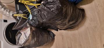 3 zaken vol diverse kleding beschikbaar voor biedingen