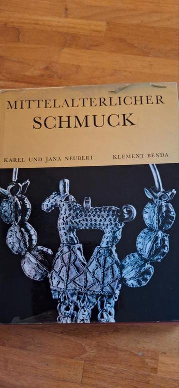 Mittelalterlicher schmuck beschikbaar voor biedingen