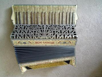Antieke accordeon beschikbaar voor biedingen