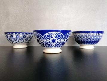  Vintage Franse kommen in faïence – blauw op wit beschikbaar voor biedingen