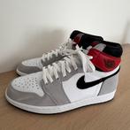 Nike Air Jordan 1 (high) ‘light smoke grey’, Kleding | Heren, Schoenen, Zo goed als nieuw, Sneakers of Gympen, Nike, Verzenden