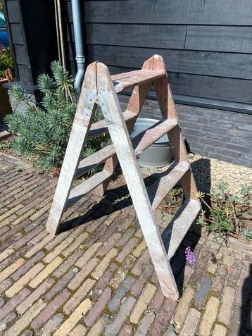 Vintage oud decoratief houten trapje klap trap 4 treden beschikbaar voor biedingen