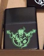 Thunderdome zippo coverhoesje, Verzamelen, Rookartikelen, Aanstekers en Luciferdoosjes, Ophalen of Verzenden, Nieuw, Overige typen