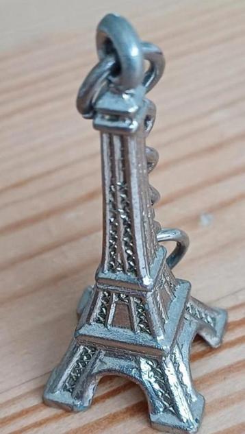 eiffeltoren eiffeltorentje sleutelhanger jaren 90 goede kwal beschikbaar voor biedingen