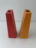 2x Post-moderne vazen oranje en rood piramidevorm, Overige kleuren, Aardewerk of Porselein, Ophalen of Verzenden, Zo goed als nieuw