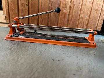 Tegelsnijder beschikbaar voor biedingen