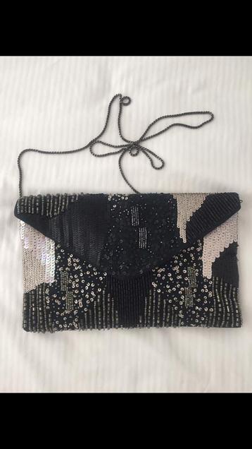Luxe avondtasje met ketting zwart combi met kraaltjes. beschikbaar voor biedingen