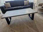 Betonlook Salontafel (135x75x45 cm), Huis en Inrichting, Tafels | Salontafels, Ophalen of Verzenden, Gebruikt