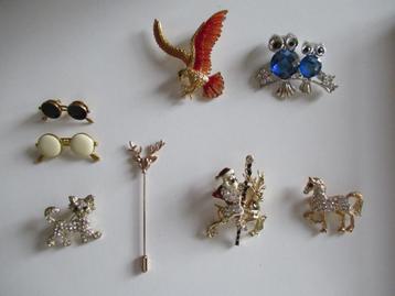 Broches 8 stuks met strass steentjes. beschikbaar voor biedingen