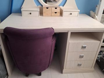 Mooie Tiener Bed en Bureau. Kaptafel spiegel, fauteuil beschikbaar voor biedingen