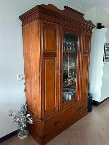 Mahonie houten kast, wie durft er een bod onder de € 200 beschikbaar voor biedingen