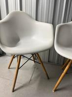 Twee witte kuipstoelen - Zweeds design, Huis en Inrichting, Stoelen, Ophalen, Kunststof, Gebruikt, Twee