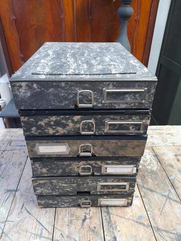 Vintage Archiefdozen beschikbaar voor biedingen