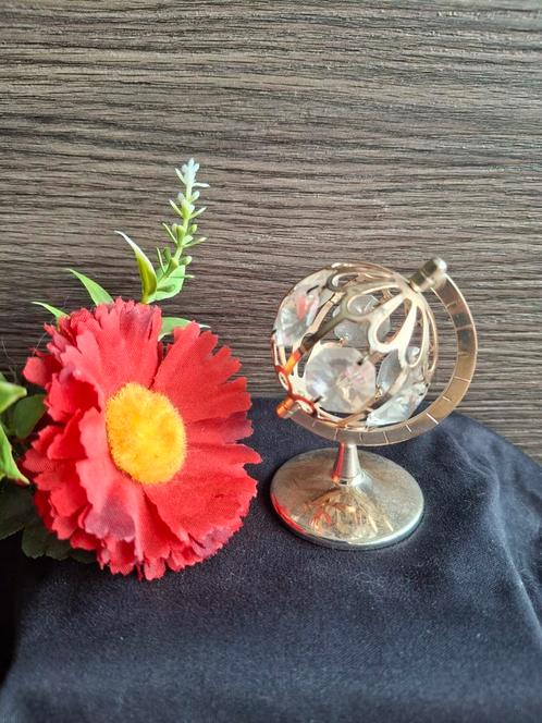 Mooie vergulde miniatuur globe met Oostenrijkse kristallen, Verzamelen, Swarovski, Zo goed als nieuw, Ophalen