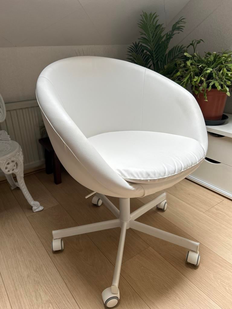 Witte comfortabele bureaustoel Ikea met wieltjes rond, Ophalen, Wit, Zo goed als nieuw, Bureaustoel