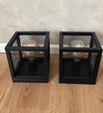 Twee zwarte kubus lampen met lichtbron, Huis en Inrichting, Lampen | Tafellampen, Ophalen of Verzenden, Zo goed als nieuw, Metaal