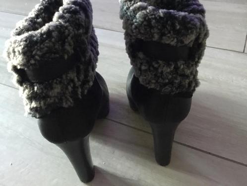Mooië originele ugg enkellaarsjes, Kleding | Dames, Schoenen, Zo goed als nieuw, Lage of Enkellaarzen, Zwart, Ophalen of Verzenden