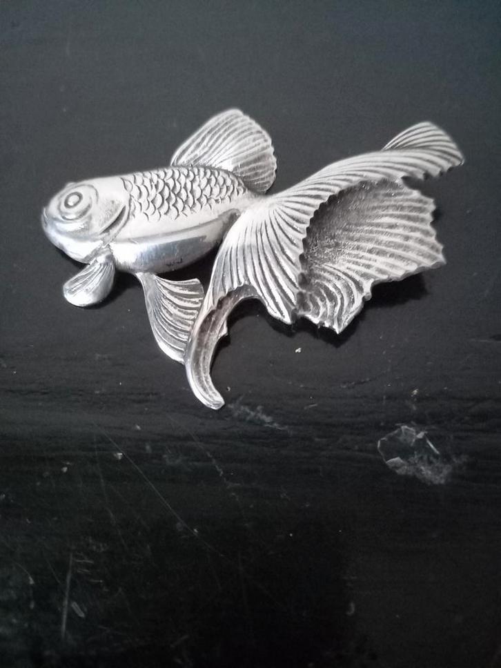 Mooie vintage zilverkleurige koi vis broche, Sieraden, Tassen en Uiterlijk, Broches, Zo goed als nieuw, Overige materialen, Zilver