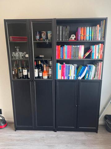 IKEA Boekenkast - Zwart met Glazen Deuren beschikbaar voor biedingen