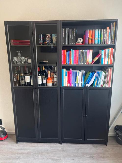 IKEA Boekenkast - Zwart met Glazen Deuren, Huis en Inrichting, Kasten | Boekenkasten, Zo goed als nieuw, 100 tot 150 cm, 200 cm of meer