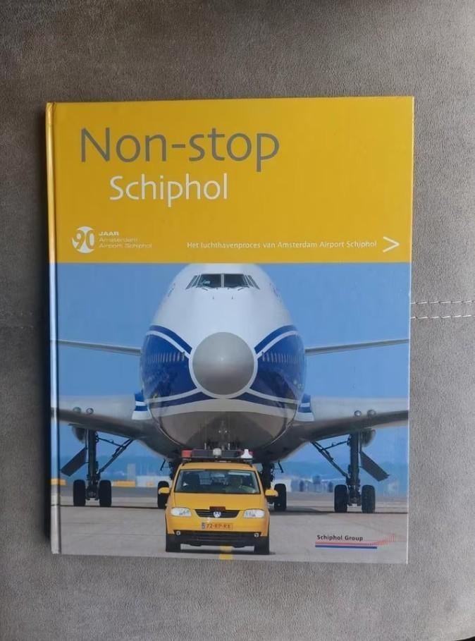 Non stop Schiphol (90 jaar Amsterdam Airport Schiphol), Verzamelen, Ophalen of Verzenden, Zo goed als nieuw, Boek of Tijdschrift
