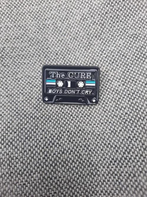 1 cassettebandje pin - The Cure - Boys Don't Cry - te koop, Verzamelen, Speldjes, Pins en Buttons, Nieuw, Speldje of Pin, Overige onderwerpen