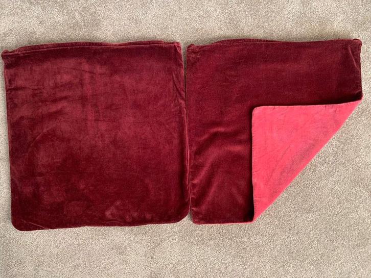 Twee nieuwe velours kussenhoezen bordeaux-roze, Huis en Inrichting, Woonaccessoires | Kussens, Nieuw, Roze, Vierkant, Ophalen of Verzenden