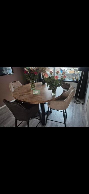 Bartafel met krukken beschikbaar voor biedingen