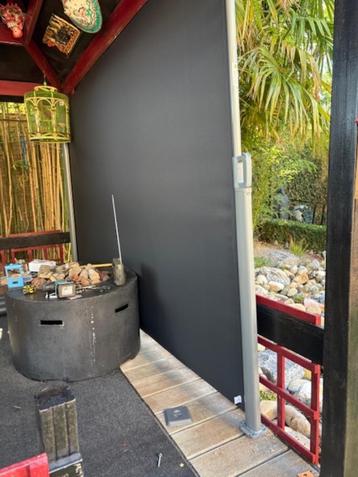 Tuinscherm tegen wind, zon en regen beschikbaar voor biedingen