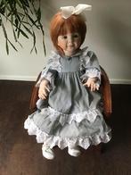 Grote zittende porseleinen pop met rood haar, Verzamelen, Poppen, Ophalen of Verzenden, Zo goed als nieuw, Pop