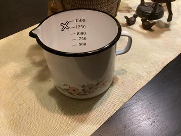 Vintage emaille maatbeker 1,5 liter beschikbaar voor biedingen