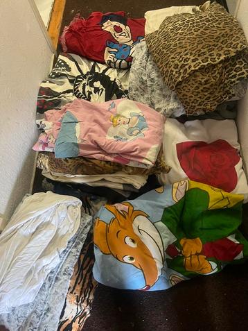 Antaal  een persoon dekbedhoes kussens sloofjes en overekken beschikbaar voor biedingen