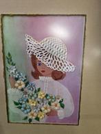 schilderij dame met bloemen papier en gehaakt, Huis en Inrichting, Woonaccessoires | Schilderijen, Tekeningen en Foto's, Ophalen of Verzenden