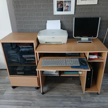 Bureautje met audiokastje op wielen beschikbaar voor biedingen