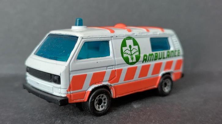 Volkswagen VW transporter T3 ambulance 1:63 Matchbox Pol, Hobby en Vrije tijd, Modelauto's | Overige schalen, Zo goed als nieuw